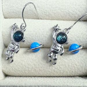 Silver Astronaut star catcher and Saturn Earrings NWT